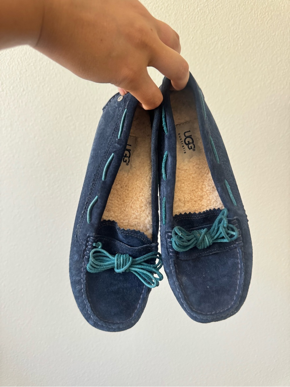 UGG Meena Navy Suede Moccasin Slippers 6 Shearling Lined Loungewear Comfort